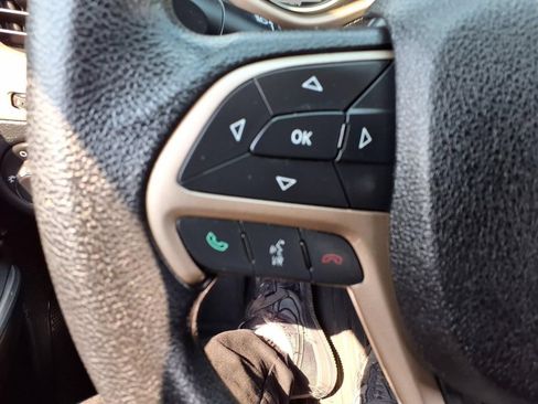 Used 2016 Jeep Cherokee Sport FWD image 13
