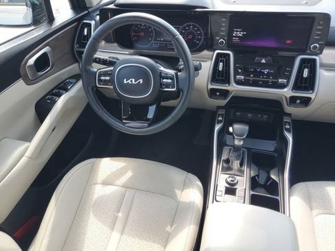 Used 2022 Kia Sorento EX w/ Panoramic Sunroof Package FWD image 16