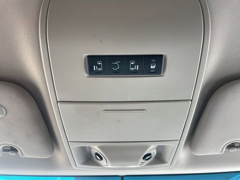 Used 2016 Chrysler Town & Country Touring w/ Driver Convenience Group image 17