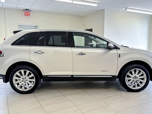 Used 2013 Lincoln MKX AWD image 3