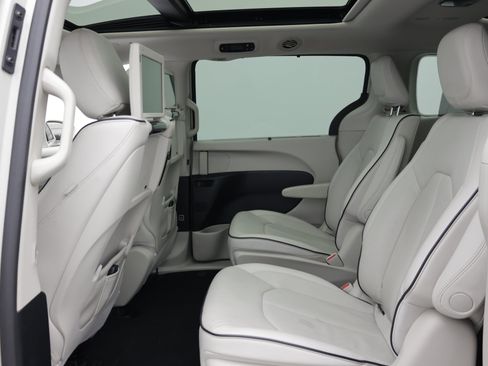 Used 2021 Chrysler Pacifica Limited w/ Uconnect Theater Family Group FWD image 35