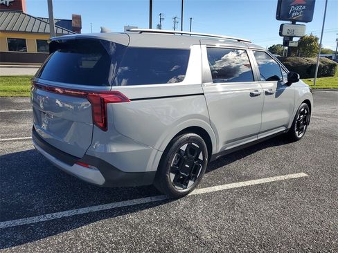 Used 2025 Kia Carnival EX image 4