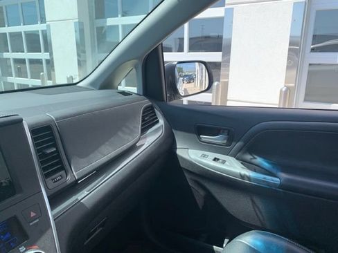 Used 2016 Toyota Sienna SE w/ SE Preferred Package FWD image 19