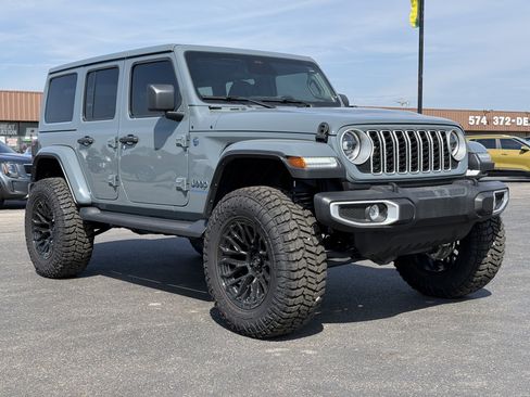 Used 2025 Jeep Wrangler Unlimited Sahara AWD/4WD image 2