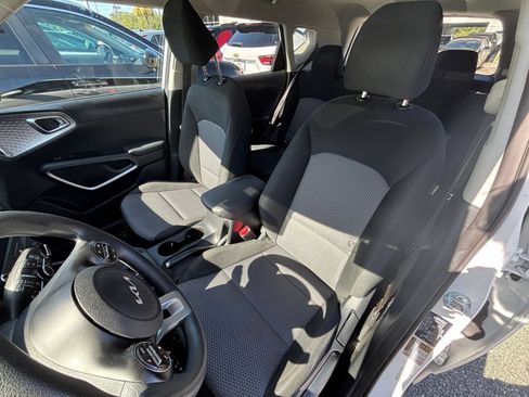 Used 2025 Kia Soul LX w/ LX Technology Package FWD image 34