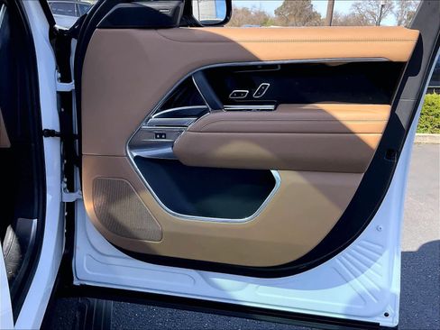 Used 2023 Land Rover Range Rover Long Wheelbase SE image 26