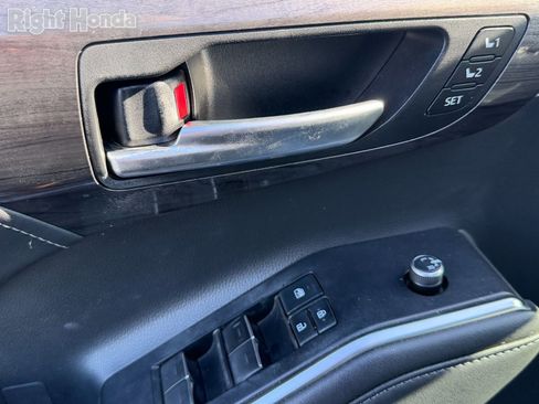 Used 2020 Toyota Highlander Platinum FWD image 13