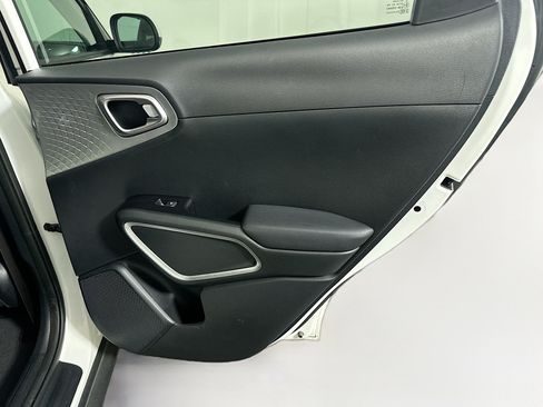 Used 2025 Kia Soul LX w/ LX Technology Package FWD image 30