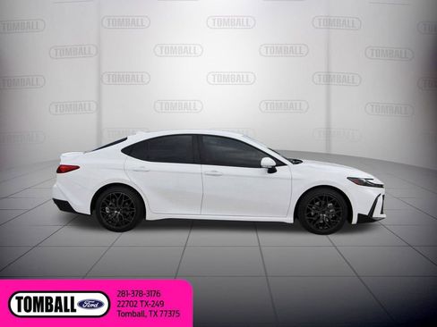 Used 2025 Toyota Camry SE w/ Convenience Package image 8