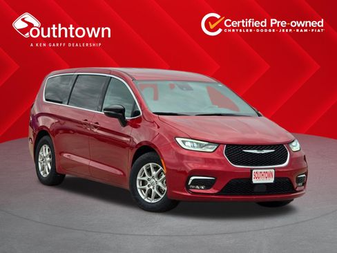 Certified 2025 Chrysler Pacifica Select FWD image 1