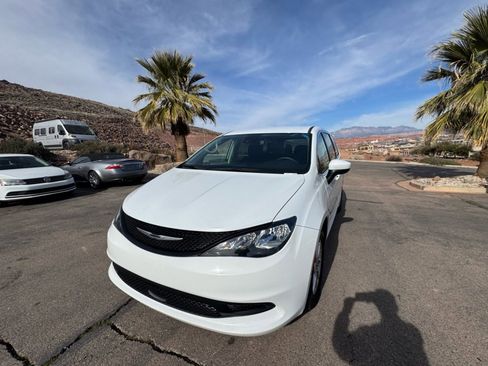 Used 2023 Chrysler Voyager LX image 1