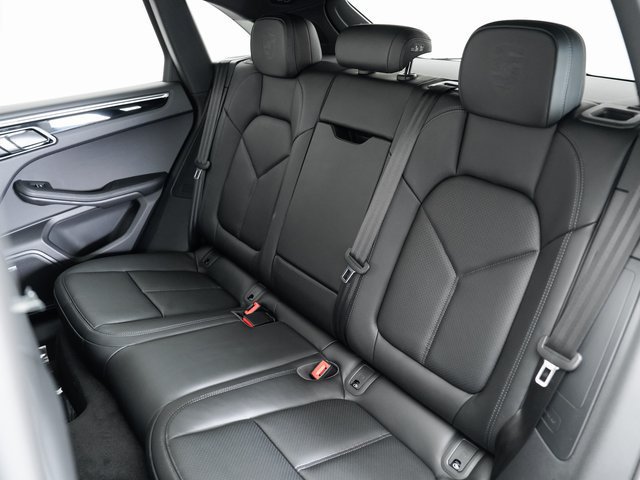 Certified 2025 Porsche Macan AWD/4WD image 26