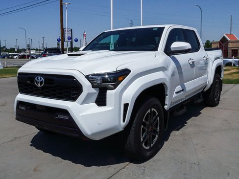 Certified 2025 Toyota Tacoma TRD Sport w/ TRD Sport Premium Package AWD/4WD image 4