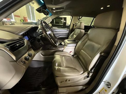 Used 2017 Chevrolet Tahoe LT w/ Luxury Package AWD/4WD image 4