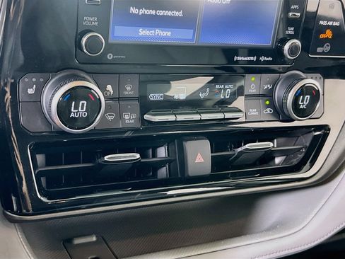Used 2021 Toyota Highlander XLE AWD/4WD image 15