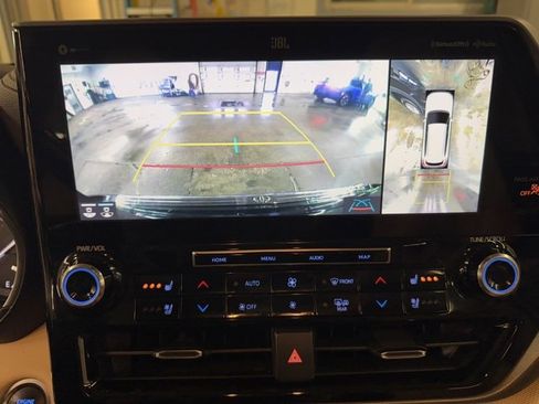 Used 2021 Toyota Highlander Limited image 15