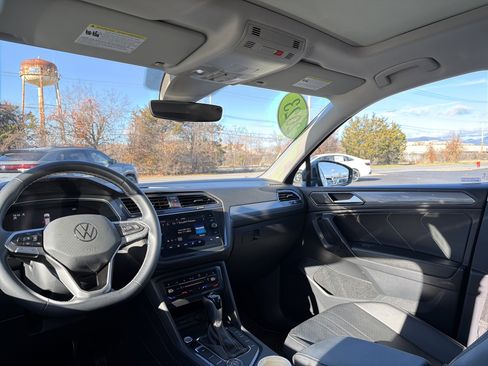 Certified 2023 Volkswagen Tiguan SE w/ Panoramic Sunroof Package image 15