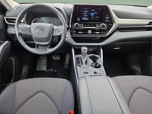 Used 2025 Toyota Highlander LE FWD image 12