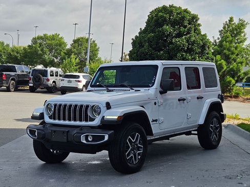 Used 2025 Jeep Wrangler Unlimited Sahara AWD/4WD image 3
