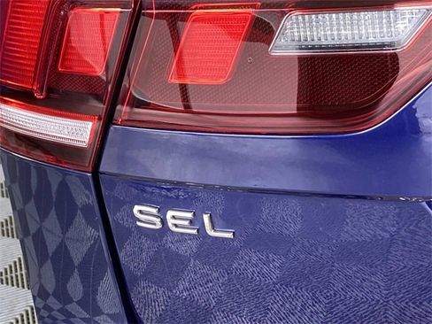 Used 2022 Volkswagen Tiguan SEL R-Line image 9