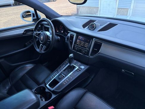 Used 2016 Porsche Macan Turbo image 25