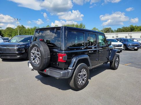 Used 2025 Jeep Wrangler Unlimited Sahara AWD/4WD image 6