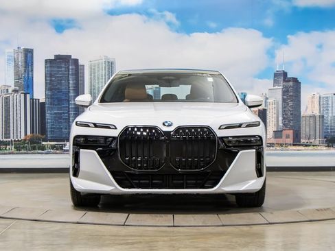 Used 2025 BMW 740i xDrive w/ Premium Package image 3