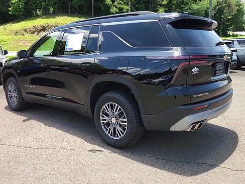 Used 2025 Chevrolet Traverse LT FWD image 3