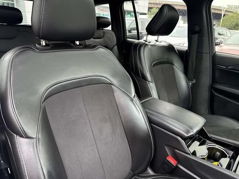 Used 2023 Jeep Grand Cherokee Altitude AWD/4WD image 10