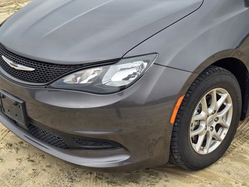 Used 2023 Chrysler Voyager LX image 3