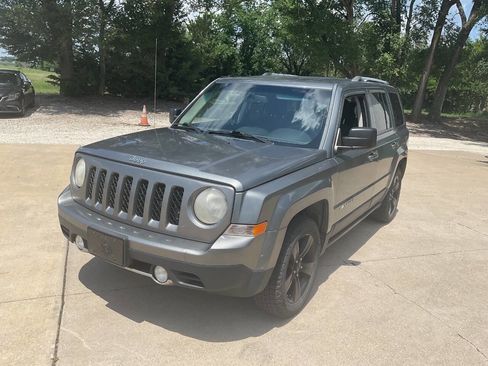 Used 2012 Jeep Patriot Latitude w/ Altitude Pkg FWD image 5
