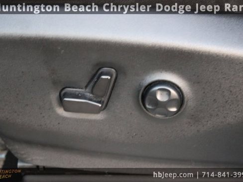 Used 2023 Chrysler Pacifica Touring-L image 31