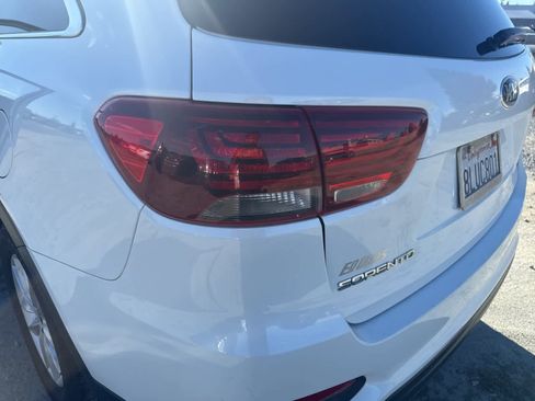 Used 2019 Kia Sorento LX image 12