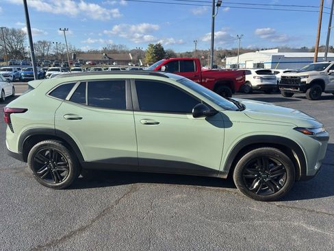 Used 2024 Chevrolet Trax ACTIV w/ Sunroof Package image 2