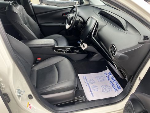 Used 2017 Toyota Prius Prime Premium image 18