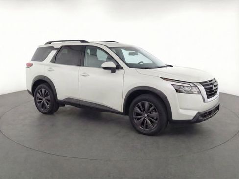 Used 2024 Nissan Pathfinder SV image 1