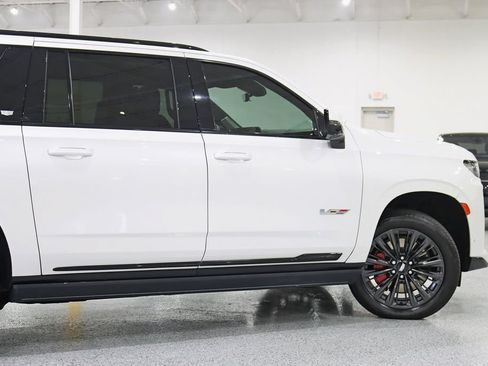 Used 2023 Cadillac Escalade ESV V w/ LPO, ONYX Package AWD/4WD image 11