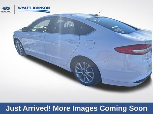 Used 2017 Ford Fusion SE image 3
