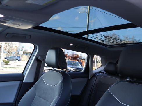 Certified 2023 Volkswagen Taos SE w/ Panoramic Sunroof Package image 23