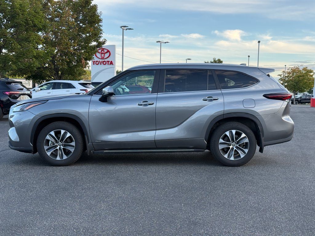 Certified 2026 Toyota Highlander XLE AWD/4WD image 2