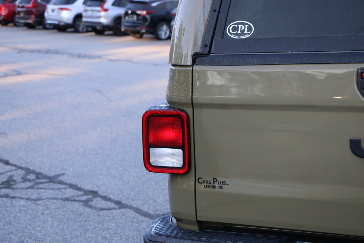 Used 2025 Jeep Gladiator Sport AWD/4WD image 6