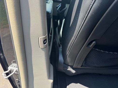 Used 2014 Chrysler Town & Country Touring image 12