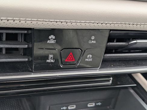 Used 2024 Volkswagen Atlas SE FWD image 15