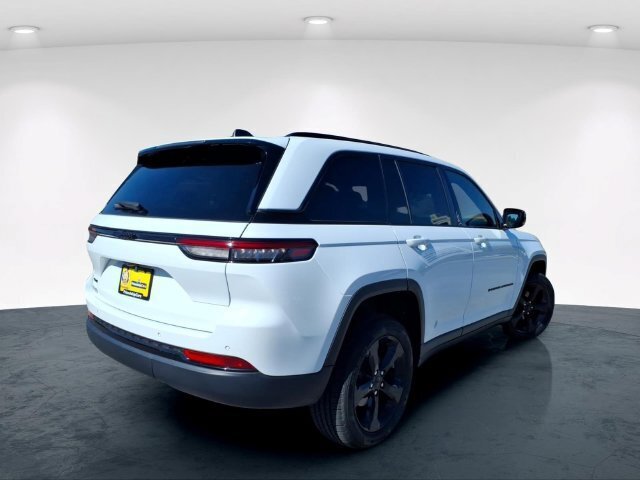 Used 2023 Jeep Grand Cherokee Altitude AWD/4WD image 8