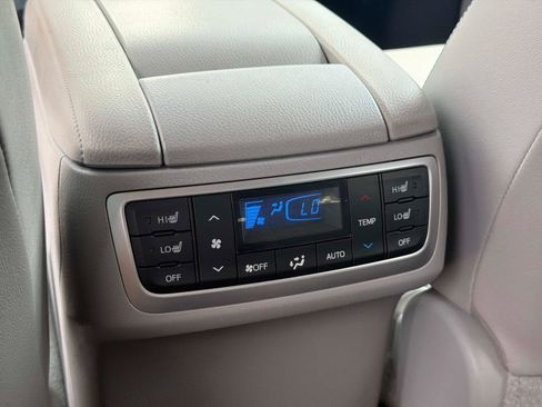 Used 2019 Toyota Highlander Limited Platinum AWD/4WD image 16