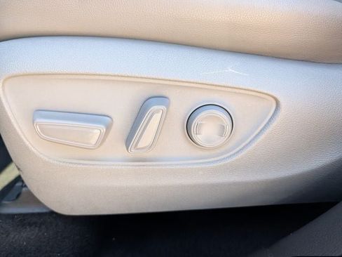Used 2020 Toyota Highlander XLE FWD image 25