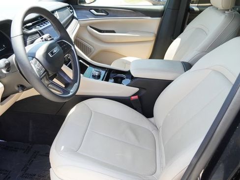 Used 2023 Jeep Grand Cherokee Limited w/ Luxury Tech Group II RWD image 19