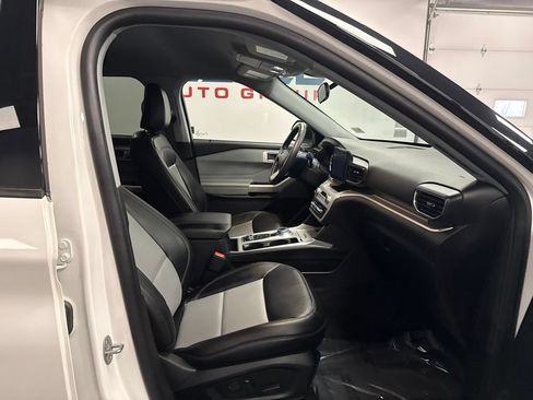 Used 2024 Ford Explorer XLT w/ Equipment Group 202A AWD/4WD image 43