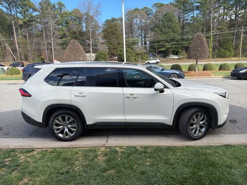 Used 2024 Toyota Grand Highlander Limited image 9