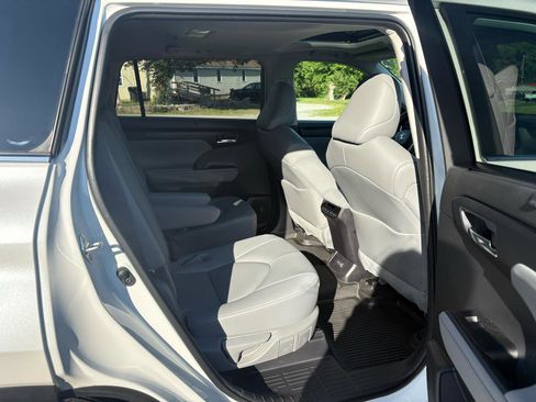 Used 2023 Toyota Highlander XLE AWD/4WD image 26